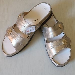 NWT Drew Ariana Dusty Gold Sandal Size 10.5 W